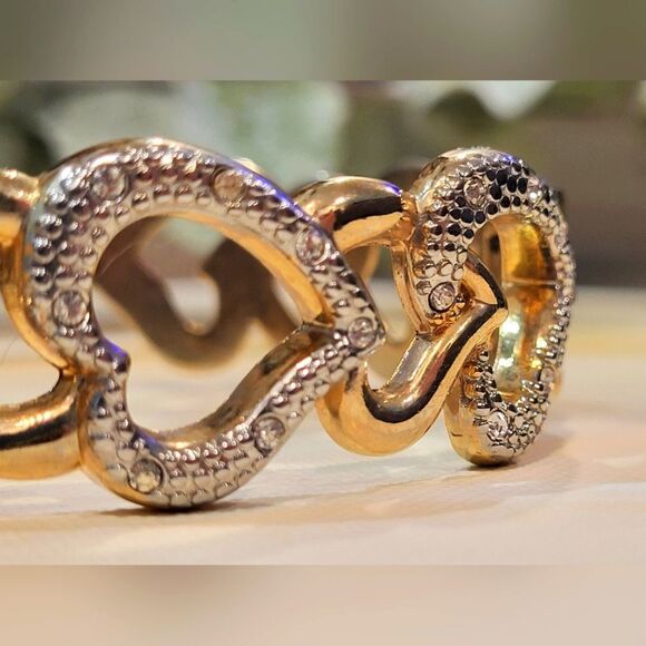 Goldtone cuff stylle bracelet with hearts - Picture 6 of 8